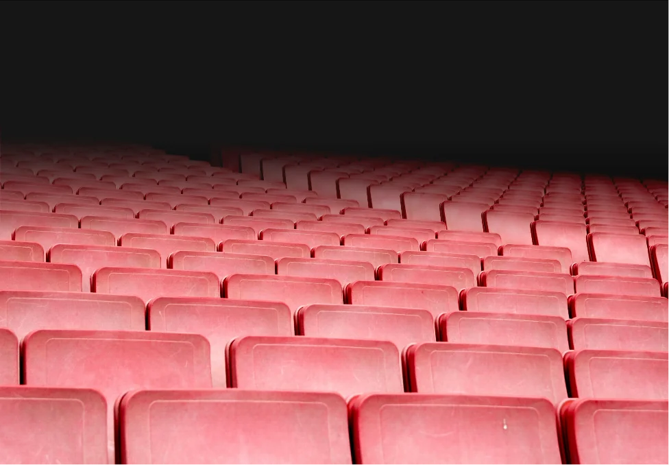 grupo de sillas rojas en espacio de teatro o función-Meditativo. El principe de la luz-El mercado de los ladrones
